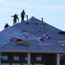 Trabajadores en el techo de una casa en Anna, Texas, el 18 de diciembre del 2025. (AP foto/LM Otero)