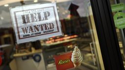 Un letrero solicitando ayuda está pegado en el frente de una tienda en Bedford, Nueva York, el 1 de noviembre de 2022. (AP Foto/Julia Nikhinson, Archivo)