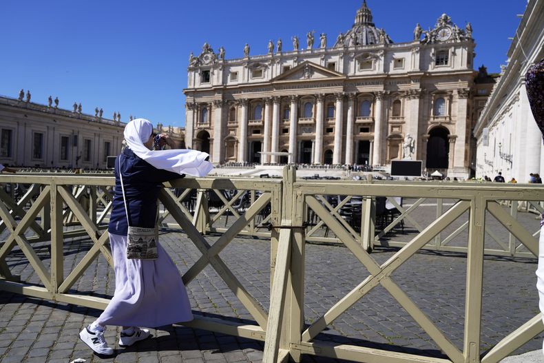 Una monja en la Plaza de San Pedro, en el Vaticano, el 30 de marzo de 2025. (AP Foto/Gregorio Borgia)