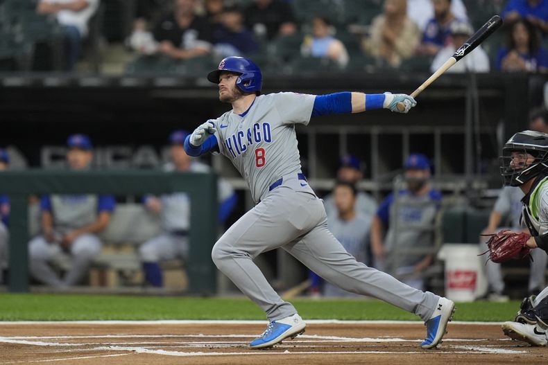 Ian Happ de los Cachorros de Chicago conecta un jonrón en la primera entrada del juego ante los Medias Blancas de Chicago el viernes 9 de agosto del 2024. (AP Foto/Erin Hooley)