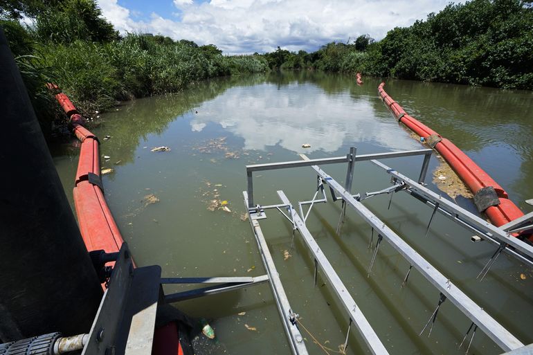 Panamá: Máquina flotante recoge desechos en contaminado río