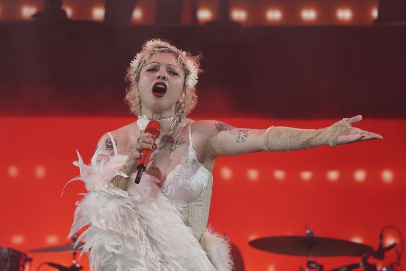 La cantante chilena Mon Laferte durante su presentación en la 25ª edición del festival de música Vive Latino en la Ciudad de México, el domingo 16 de marzo de 2025. (Foto AP/Aurea Del Rosario)