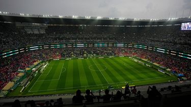 El público se congrega en el Estadiol Azteca de Ciudad de México, antes del partido de dieciseisavos de final de la Copa del Mundo entre la selección local y Ecuador, el martes 30 de junio de 2026 (AP Foto/Silvia Izquierdo)