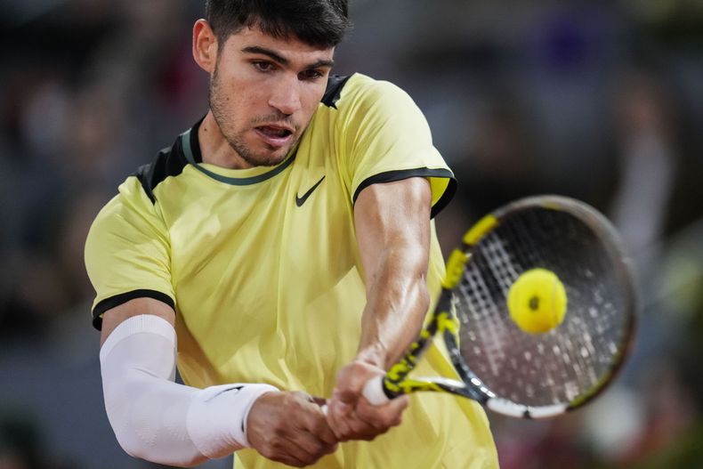 Carlos Alcaraz devuelve ante Andrey Rublev en los cuartos de final del Abierto de Madrid, el miércoles 1 de mayo de 2024. (AP Foto/Manu Fernández)