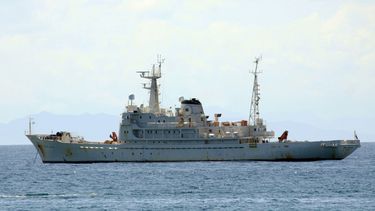 americateve | En imagen proporcionada por el Diario El Sol de Margarita, un buque de exploraci&oacute;n petrolera con 36 personas a bordo permanece anclado cerca de la costa en la isla Margarita, Venezuela, el domingo 13 de octubre de 2013. La embarcaci&oacute;n fue li