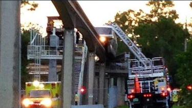 americateve | El tren de la línea de Epcot dejó de funcionar el domingo por la tarde durante una tormenta. Los pasajeros dijeron que fue por el impacto de un rayo