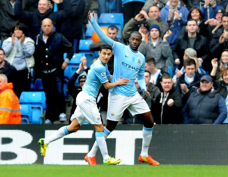 El jugador del Manchester City, Yaya Tour&eacute;, derecha, festeja con Jes&uacute;s Navas tras anotar un gol contra Southampton el s&aacute;bado, 5 de abril de 2014, en Manchester, Inglaterra. (AP Photo/Rui Vieira)