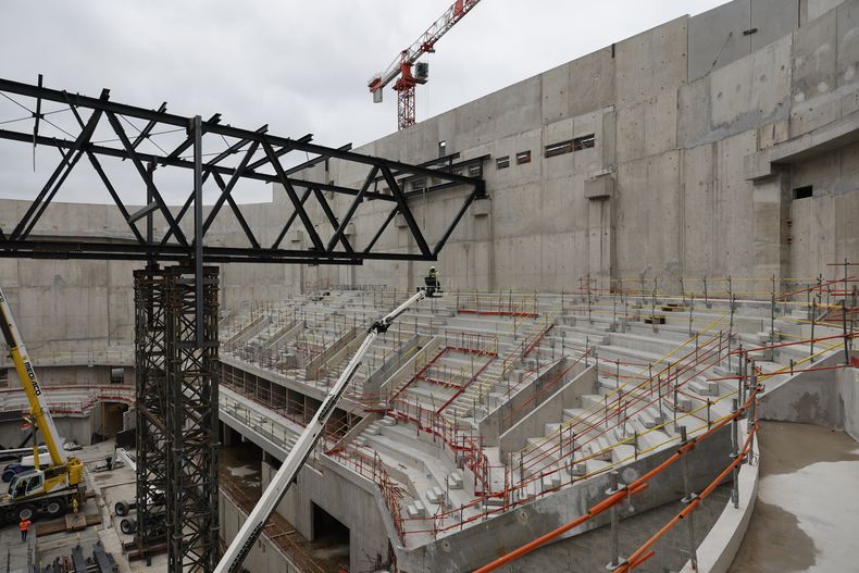 ARCHIVO - Esta fotografía del lunes 23 de enero de 2023 muestra el estadio Porte de la Chapelle en construcción, el cual será utilizado en los Juegos Olímpicos de 2024 en París. (AP Foto/Lewis Joly, archivo)