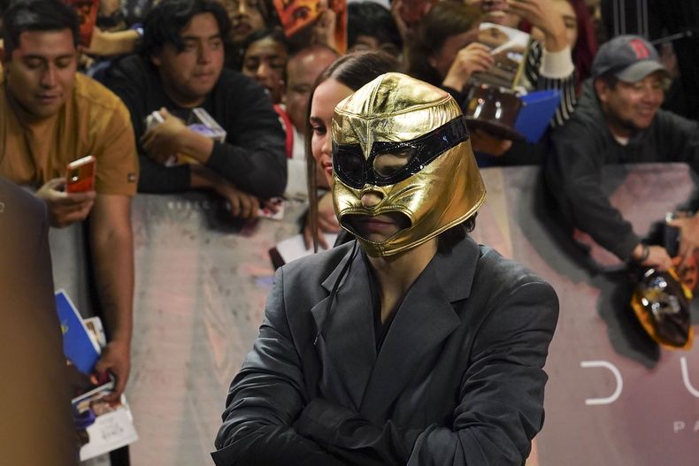 El actor Timothee Chalamet luce una máscara de luchador en la alfombra roja de la película Dune: Part Two, en la Ciudad de México el martes 6 de febrero de 2024. (Foto AP/Marco Ugarte)