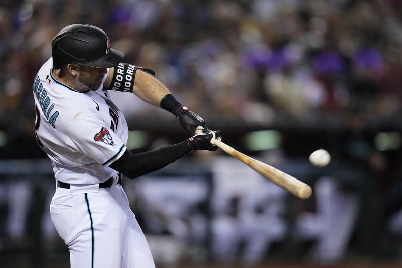 Evan Longoria de los Diamondbacks de Arizona conecta un jonrón en la tercera entrada del juego ante los Rays de Tampa Bay el martes 27 de junio del 2023. (AP Foto/Ross D. Franklin)