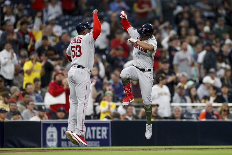 El dominicano Enmanuel Valdez, de los Medias Rojas de Boston, festeja luego de conectar un jonrón ante los Padres de San Diego, el sábado 20 de mayo de 2023 (AP Foto/Brandon Sloter)