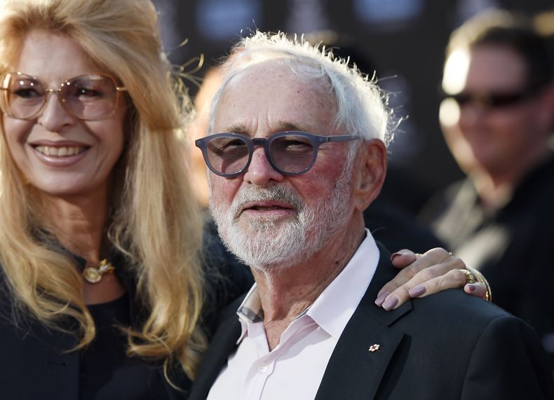 ARCHIVO - Norman Jewison, centro, director de la película de 1967 In the Heat of the Night, con su esposa Lynne St. David antes de una proyección por el 50 aniversario de la película en el TCM Classic Film Festival 2017 en Los Angeles el 6 de abril de 2017. Jewison, quien fue nominado a tres Oscar y recibió un premio a la trayectoria de la Academia falleció el sábado 20 de enero de 2024, informó su publicista Jeff Sanderson. Tenía 97 años. (Foto Chris Pizzello/Invision/AP, archivo)