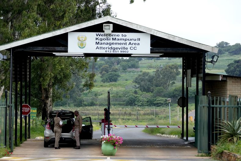 Funcionarios de prisiones registran un vehículo en la entrada principal de la prisión de Atteridgeville, en Pretoria, Sudáfrica, el 5 de enero de 2024. (AP Foto/Themba Hadebe)