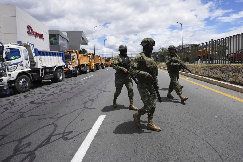 Soldados patrullan una carretera para evitar un bloqueo por parte de manifestantes luego de que el presidente Daniel Noboa eliminara el subsidio al diésel, en Quito, Ecuador, el lunes 15 de septiembre de 2025. (AP Foto/Dolores Ochoa)