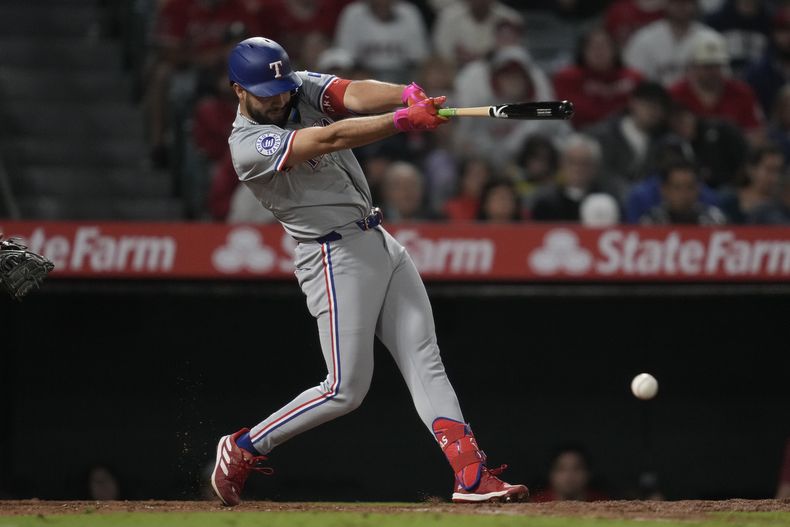 Jonathan Ornelas, de los Rangers de Texas, pega un sencillo en el noveno inning del juego ante los Angelinos de Los Ángeles, el sábado 28 de septiembre de 2024 (AP Foto/Ashley Landis)