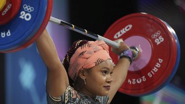 La ecuatoriana Neisi Patricia Dajomes en la categoría de los 81 kg. de la halterofilia en Juegos Olímpicos, el sábado 10 de agosto de 2024, en París. (AP Foto/Kin Cheung)