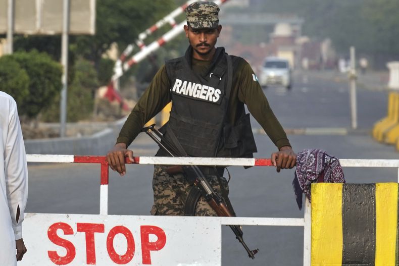 Un soldado paramilitar paquistaní hace guardia en un puesto de control en Wagah, un paso fronterizo entre Pakistán e India, cerca de Lahore, Pakistán, el 30 de abril de 2025. (AP Foto/K.M. Chaudary)
