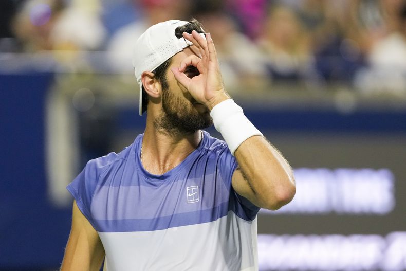 El ruso Karen Khachanov reacciona durante su semifinal ante el alemán Alexander Zverev en el Abierto de Toronto, el miércoles 6 de agosto de 2025 (Chris Young/The Canadian Press via AP)