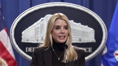 ARCHIVO – La secretaria de Justicia de Estados Unidos, Pam Bondi, habla en una conferencia de prensa en el Departamento de Justicia, el 12 de febrero de 2025, en Washington. (AP Foto/Ben Curtis, Archivo)