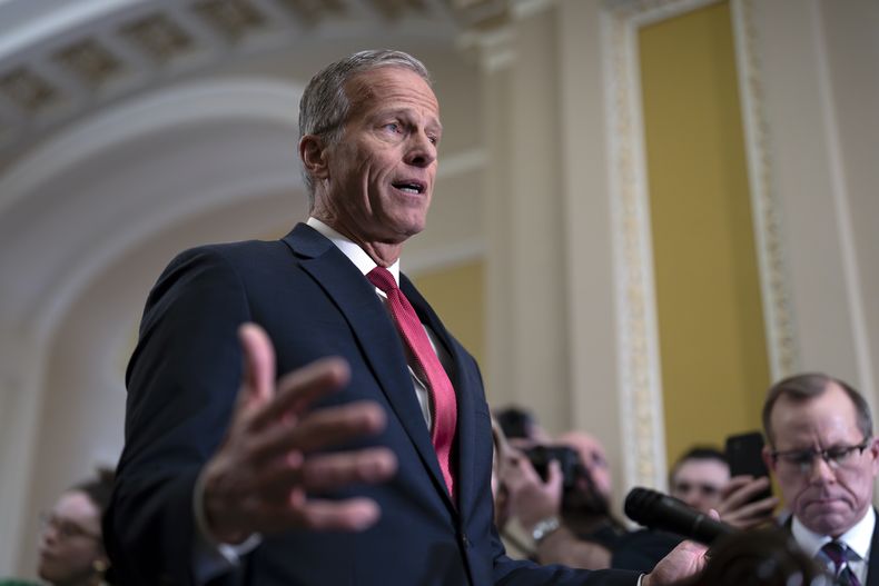 El líder de la mayoría del Senado, John Thune, republicano de Dakota del Sur, habla con los periodistas después de reunirse con el vicepresidente JD Vance y otros republicanos para discutir la agenda del presidente Donald Trump en un almuerzo, en el Capitolio en Washington, miércoles 19 de febrero de 2025. (AP foto/J. Scott Applewhite)
