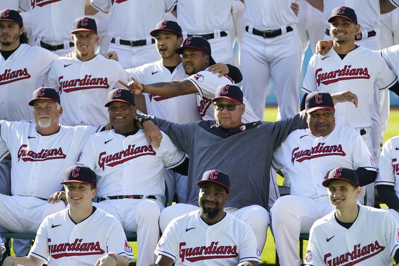 Terry Francona, centro, manager de los Guardianes de Cleveland, posa con el equipo para la foto previo a un partido en contra de los Orioles de Baltimore, el viernes 22 de septiembre de 2023, en Cleveland. Aquejado por temas de salud en años recientes, el popular Francona se espera que anuncie oficialmente su retiro del béisbol, no sin antes dejar su huella como uno de los personajes más populares del deporte. (AP Foto/Sue Ogrocki)