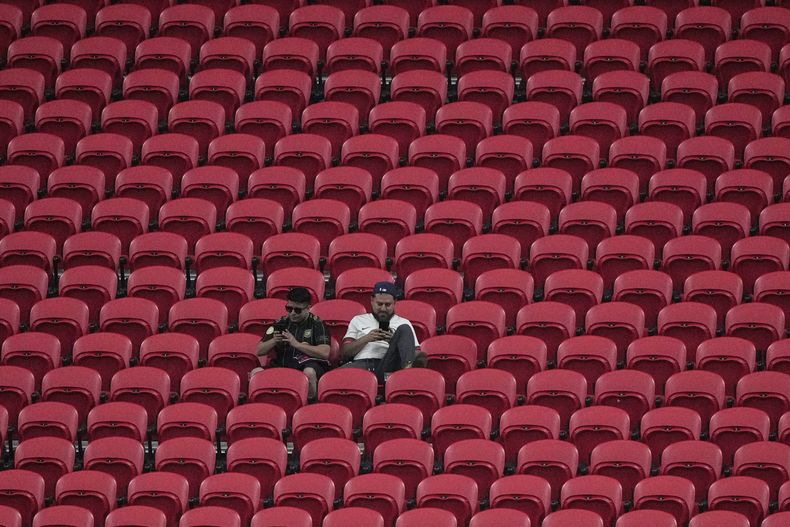 Aficionados esperan el inicio del partido de fútbol del Grupo D del Mundial de Clubes entre el Chelsea de Londres y el FC de Los Ángeles en Atlanta, el lunes 16 de junio de 2025. (AP Photo/Brynn Anderson)