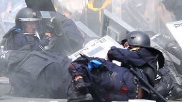 americateve | Un polic&iacute;a antimotines tailand&eacute;s cae herido tras el estallido de un explosivo durante los enfrentamientos entre fuerzas de seguridad y manifestantes que piden la dimisi&oacute;n de la primera ministra Yingluck Shinawatra el martes 18 de febr