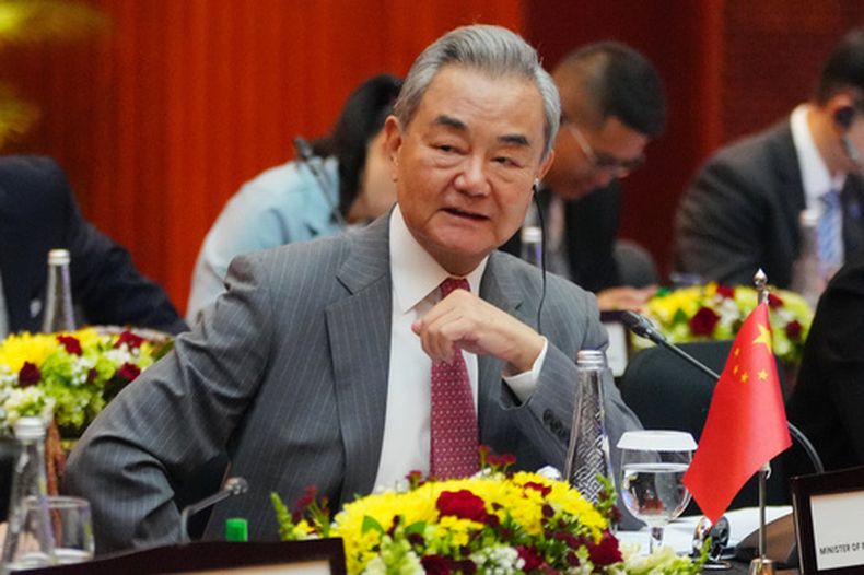 ARCHIVO - El ministro de Exteriores de China, Wang Yi, asiste al Diálogo Estratégico Integral entre Indonesia y China, en Yakarta, Indonesia, el 21 de agosto de 2026. (AP Foto/Tatan Syuflana, File)