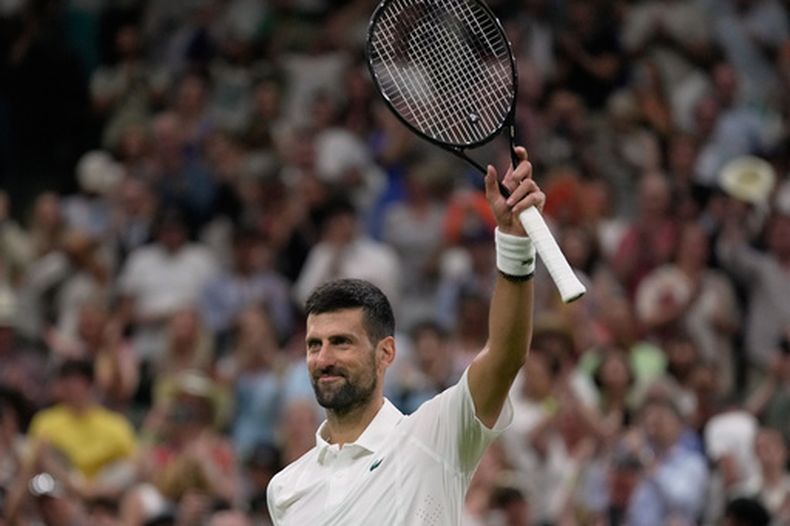 El serbio Novak Djokovic celebra su victoria ante el griego Stefanos Tsitsipas en la segunda ronda de Wimbledon el miércoles primero de julio del 2026. (AP Foto/Brian Inganga)