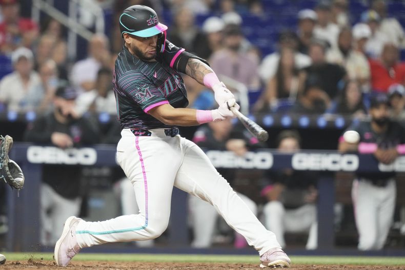 El dominicano Agustín Ramírez, de los Marlins de Miami, conecta un sencillo para producir dos carreras en el octavo inning del juego del sábado 5 de julio de 2025, ante los Cerveceros de Milwaukee (AP Foto/Lynne Sladky)