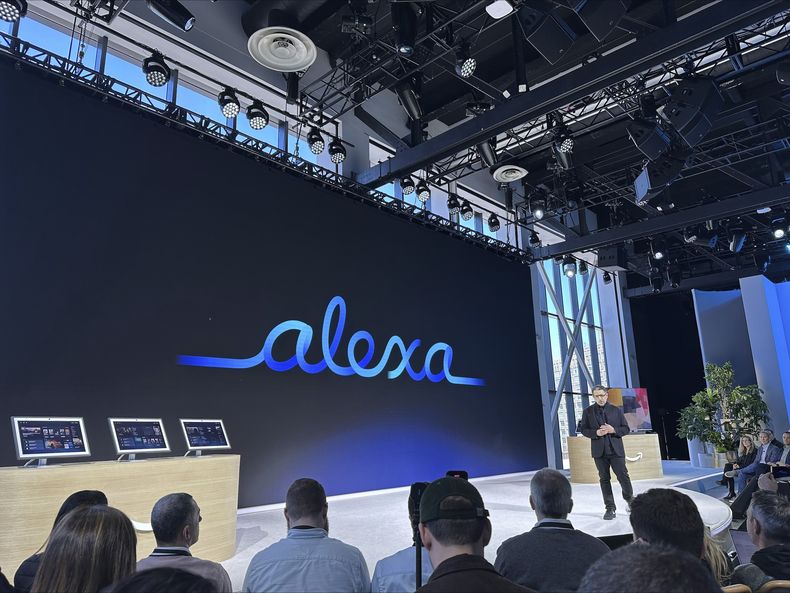 Varias personas durante un evento en el que Amazon presentó el miércoles 26 de febrero de 2025 una nueva versión de su asistente de voz Alexa que ahora estará potenciada por inteligencia artificial generativa. (AP Foto/Wyatte Grantham-Philips)