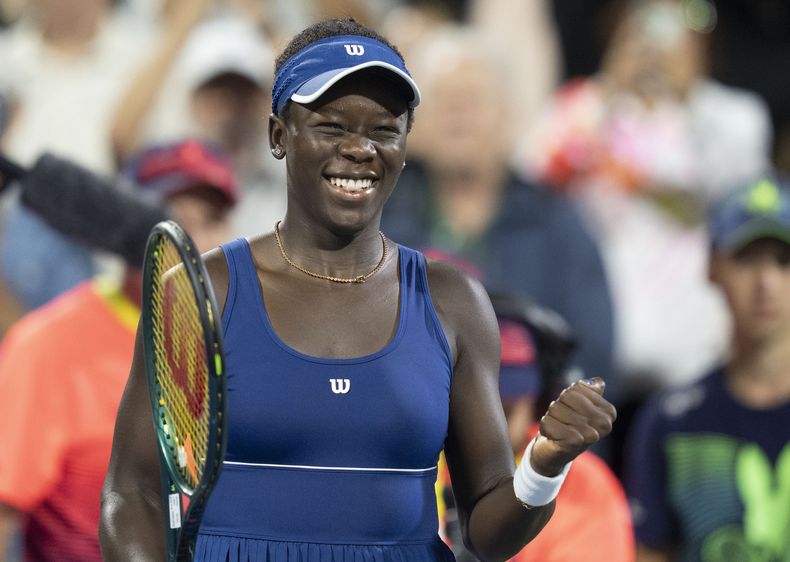 La canadiense Victoria Mboko reacciona tras vencer a la española Jessica Bouzas Maneiro en los cuartos de final del Abierto de Montreal el lunes 4 de agosto del 2025. (Christinne Muschi/The Canadian Press via AP)