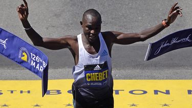 Keniano Chebet gana el Maratón de Boston