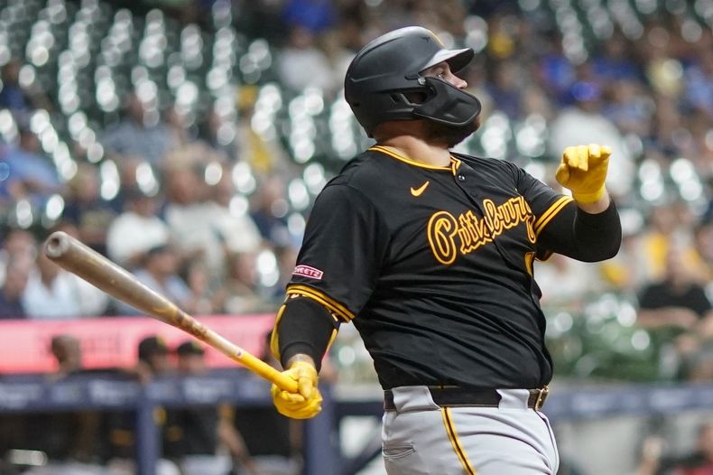El mexicano de los Piratas de Pittsburgh, Rowdy Tellez estremece un jonrón durante le séptimo episodio del juego de béisbol ante los Cerveceros de Milwaukee, el martes 9 de julio de 2024 en Milwaukee. (AP Foto/Morry Gash)