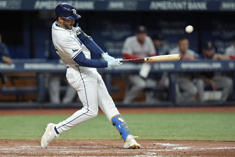 El dominicano José Siri, de los Rays de Tampa Bay, pega un doble de tres carreras ante los Medias Rojas de Boston, el martes 17 de septiembre de 2024 (AP Foto/Chris OMeara)
