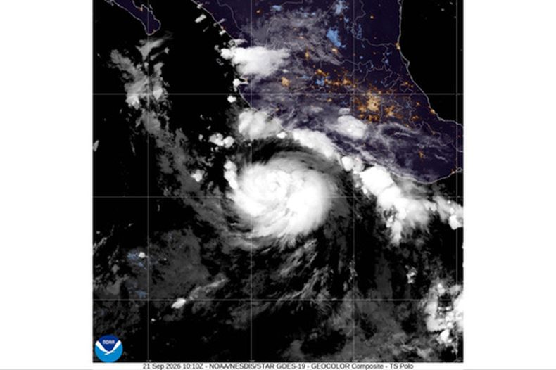 Esta imagen satelital de la Oficina Nacional de Administración Oceánica y Atmosférica (NOAA, por sus siglas en inglés) muestra la tormenta tropical Polo, el lunes 21 de septiembre de 2026. (NOAA vía AP)