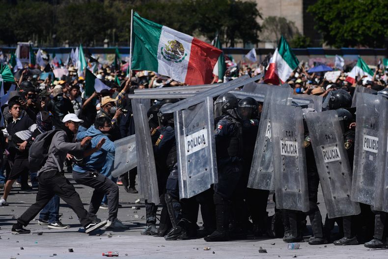 Manifestantes arremeten contra la policía en una marcha juvenil antigubernamental en Ciudad de México, el sábado 15 de noviembre de 2025. (AP Foto/Marco Ugarte)