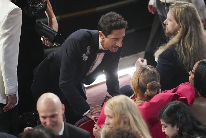 Adrien Brody saluda a Queen Latifah durante los Oscar el domingo 2 de marzo de 2025 en el Teatro Dolby de Los Ángeles. (Foto AP/Chris Pizzello)