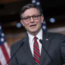 ARCHIVO - El vocero de la Cámara Mike Johnson, representante de Luisiana, se reúne con la prensa tras una reunión a puerta cerrada del Partido Republicano en el Capitolio en Washington, el 14 de febrero de 2024. (AP Foto/J. Scott Applewhite, Archivo)