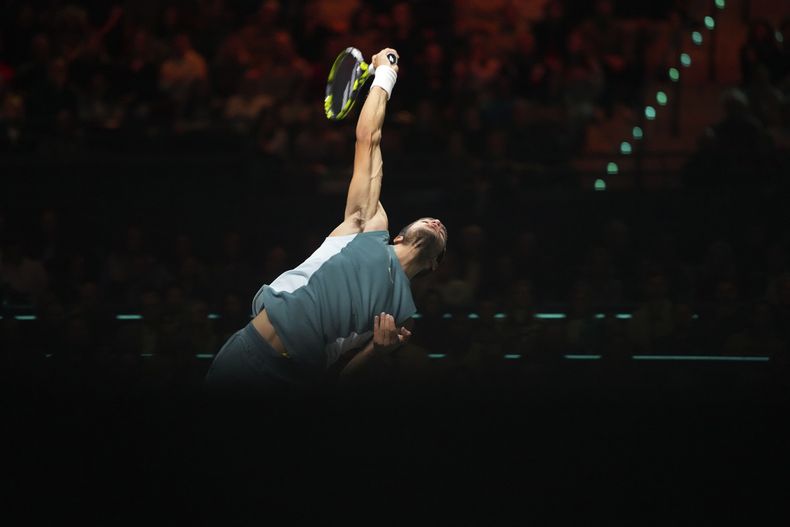 Carlos Alcaraz saca ante Alex de Miñaur durante la final del Abierto de Rotterdam, el domingo 9 de febrero de 2025. (AP Foto/Peter Dejong)