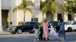 Madres e hijas se dirigen a la sinagoga Congregación Shaarei Tefila en Los Ángeles, el sábado 7 de octubre de 2023. (AP Foto/Damian Dovarganes)
