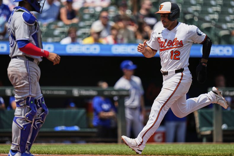 Ramón Laureano (12) de los Orioles de Baltimore anota una carrera ante los Azulejos de Toronto, el martes 29 de julio de 2025, en Baltimore. (AP Foto/Stephanie Scarbrough)