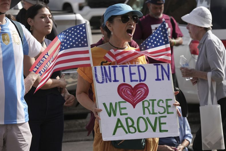 Defensores de los inmigrantes protestan contra las recientes detenciones del Servicio de Inmigración y Control de Aduanas de Estados Unidos (ICE, por sus siglas en inglés) fuera del tribunal de inmigración en San Antonio, Texas, el martes 1 de julio de 2025. (AP Foto/Eric Gay)