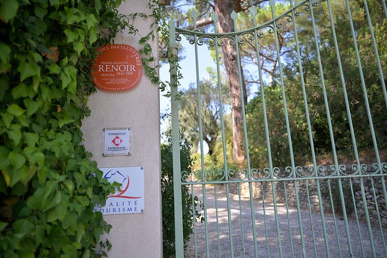 ARCHIVO - Vista de la entrada al Museo Renoir tras el robo de cuatro valiosos cuadros del pintor francés en las instalaciones, en Cagnes-sur-Mer, Francia, el 8 de septiembre de 2026. (AP Foto/Philippe Magoni, archivo)