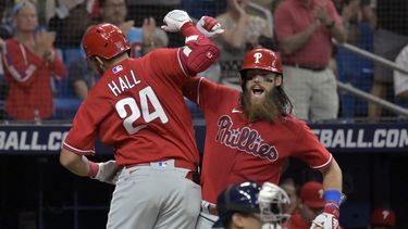 El bateador Brandon Marsh felicita a Darick Hall de los Filis de Filadelfia tras su jonrón solitario frente al relevista de los Rays de Tampa Bay Jake Diekman en la quinta entrada del juego del jueves 6 de julio del 2023. (AP Foto/Steve Nesius)