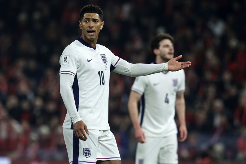 Jude Bellingham (10), de Inglaterra, reacciona durante el juego de clasificación del Grupo K de Europa entre Albania e Inglaterra, en Tirana, Albania, el domingo 16 de noviembre de 2025. (AP Foto/Vlasov Sulaj)