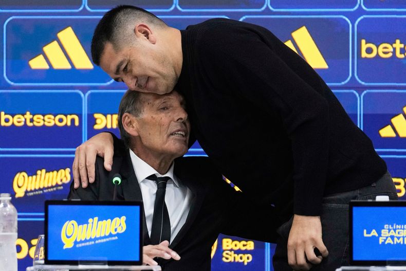 ARCHIVO - Juan Román Riquelme, presidente de Boca Juniors, abraza a Miguel Ángel Russo al presentarlo como técnico e 2 de junio de 2025 en Buenos Aires (AP Foto/Gustavo Garello, archivo)
