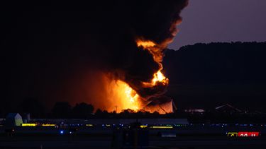 Una columna de fuego y humo se levanta cerca del Aeropuerto Internacional de Louisville luego de informes de un desplome de una aeronave, el martes 4 de noviembre de 2025, en Louisville, Kentucky. (AP Foto/Jon Cherry)