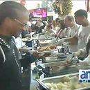 Gloria y Emilio Estefan dan gracias alimentando a cientos en Miami