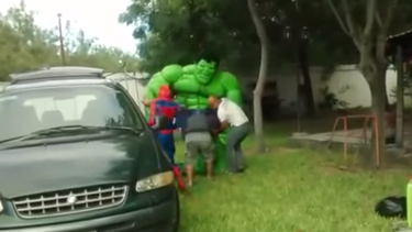 americateve | Una grabación muestra las dificultades que sufre una persona dentro de la botarga del superhéroe durante un show infantil